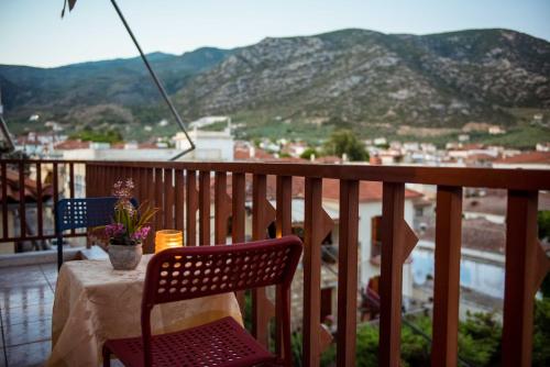 een tafel en stoelen op een balkon met uitzicht bij Orsiida Sea view apartment in Agria