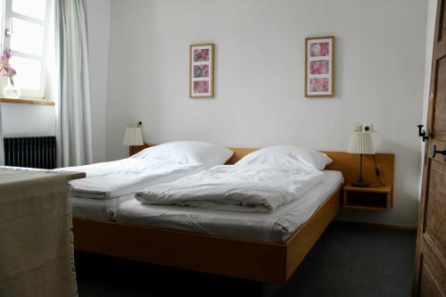 1 dormitorio con 2 camas y ventana en Schildwirtschaft Zum Rothen Ochsen, en Laupheim