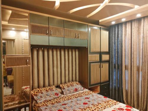Porto Said Resort Rentals في بورسعيد: غرفة نوم بسرير في غرفة بها دواليب