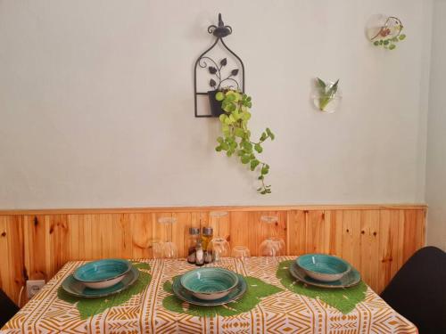 una mesa con platos y platos encima en Estancia de Ensueño y Relax Parking Gratuito en Granada