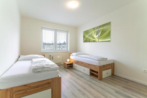 ein Schlafzimmer mit 2 Betten und einem Wandgemälde in der Unterkunft Apartmany Zlatovska in Trenčín