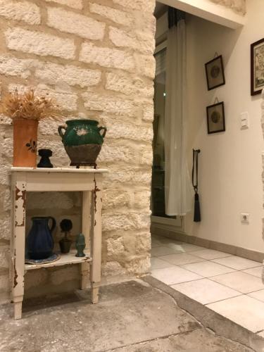 un tavolo con un vaso verde sopra di esso di Chambre Abri Urbain a Montpellier