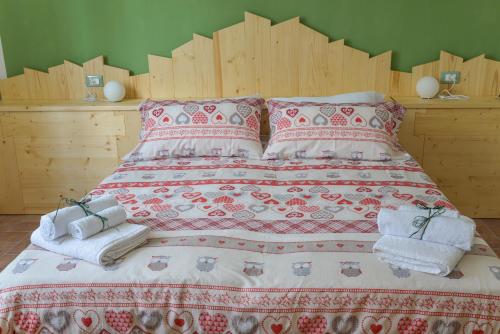 een bed met kussens en handdoeken erop bij Al Riparo Affittacamere in Finale Ligure