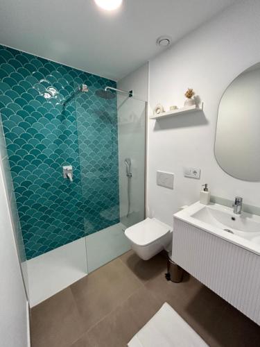 ein Badezimmer mit Dusche, Toilette und Waschbecken in der Unterkunft Apartment in Lo Pagán - San Pedro Del Pinatar- Rooftop - Swimming Pool - Beach 50m away ! in San Javier