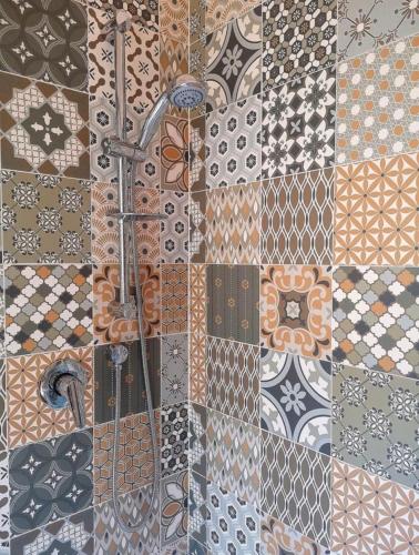 阿奎阿斯巴達的住宿－Giovi Guesthouse，浴室设有瓷砖墙和淋浴。