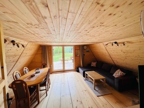 una habitación con sofá y mesa en una cabaña en Domek nad Potokiem w Beskidach, en Rajcza