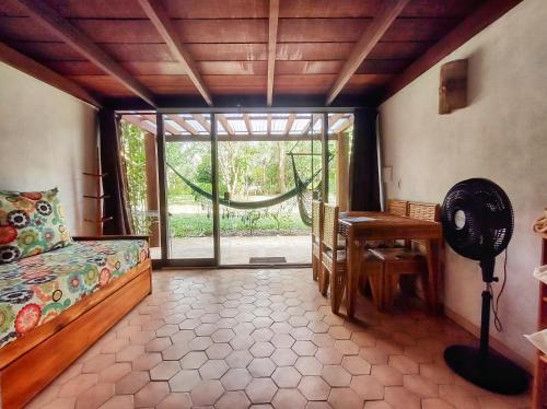 um quarto com uma cama, uma secretária e uma janela em CHALÉS DA VILLA em Vale do Capão