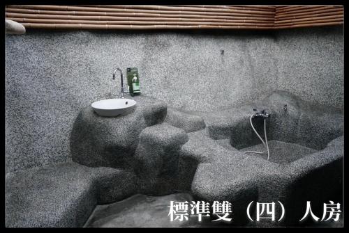 a rendering of a bathroom with a sink on the wall at 愛上龍過脈民宿 in Ch'u-lu