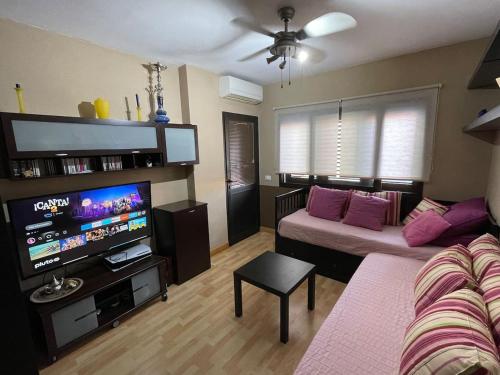 sala de estar con sofá y TV de pantalla plana en Apartamento La Marquesa Beach, en Puertito de Güímar