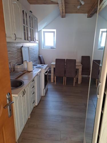 Η κουζίνα ή μικρή κουζίνα στο Apartmani Popovic Lux