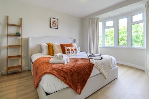 Kama o mga kama sa kuwarto sa Elegant 3-Bed Home, West Bridgford & Large Garden
