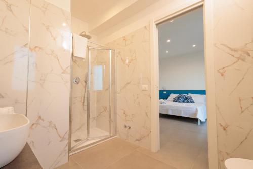 uma casa de banho com um chuveiro e um lavatório. em Orizzonte Mare Panoramic Rooms em Agropoli
