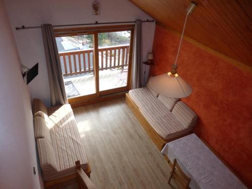 an overhead view of a living room with a window at Appartement Méribel, 1 pièce, 4 personnes - FR-1-411-693 in Les Allues