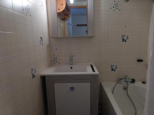 a bathroom with a sink and a bath tub at Appartement Méribel, 1 pièce, 4 personnes - FR-1-411-693 in Les Allues