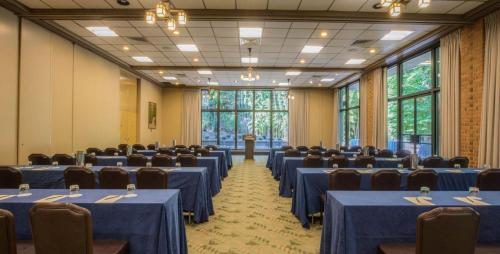 a room with rows of tables and chairs at Williamsburg Woodlands Hotel & Suites, an official Colonial Williamsburg Hotel in Williamsburg