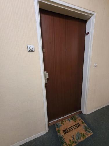 a door in a room with a mat in front of it at Nid douillet plein de charme avec Parking gratuit in Chantilly