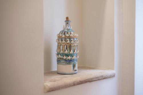 a vase sitting on a shelf in a room at N'incanto in Rutigliano