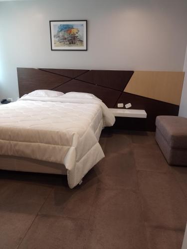 1 dormitorio con 1 cama grande y 1 silla en Hotel Continental, en Barranca