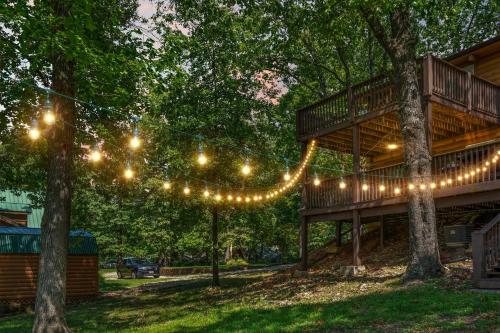 Ein Garten an der Unterkunft Lil' Treehouse Cabin