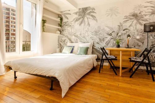 une chambre avec un lit et une table avec des chaises dans l'établissement Cozy studio near Montmartre, à Paris