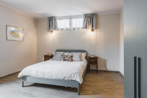 - une chambre avec un lit et une fenêtre dans l'établissement Venuto Home by Wonderful Italy, à Catane