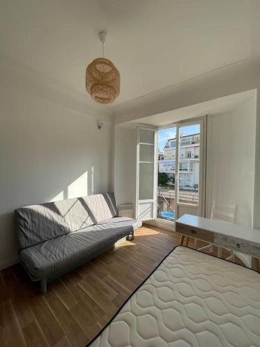 un salon avec un canapé et une table dans l'établissement Nice Riviera Fabulous Seaside Apartment with 3 Bedrooms, à Nice