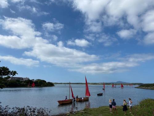 un grupo de barcos en un río con gente en Entire guest suite in Four Mile Bridge, Rhoscolyn en Valley