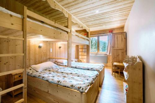 1 Schlafzimmer mit 2 Etagenbetten und einem Schreibtisch in der Unterkunft Appartement dans Chalet 4 étoiles in Valloire