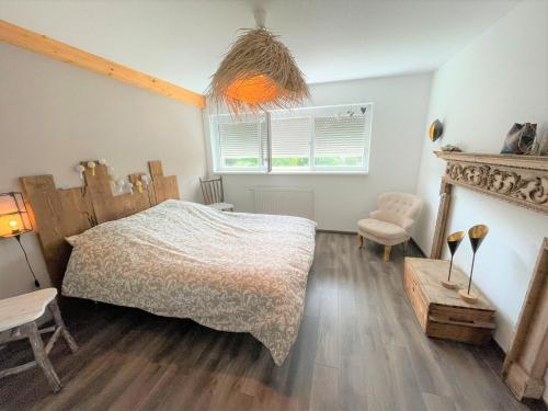 une chambre avec un lit et une cheminée dans l'établissement A la villa du voyageur - proche Europa Park, Strasbourg et Colmar, à Sélestat