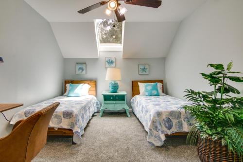 1 Schlafzimmer mit 2 Betten und einem Deckenventilator in der Unterkunft Rehoboth Beach Vacation Rental about 5 Mi to Beach! in Lewes