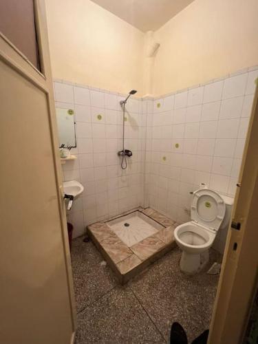 a bathroom with a toilet and a sink at شقة للكراء اليومي و الشهري in Agadir