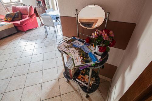 a shopping cart with a mirror and flowers on it at Casa San Carlo in Caraglio