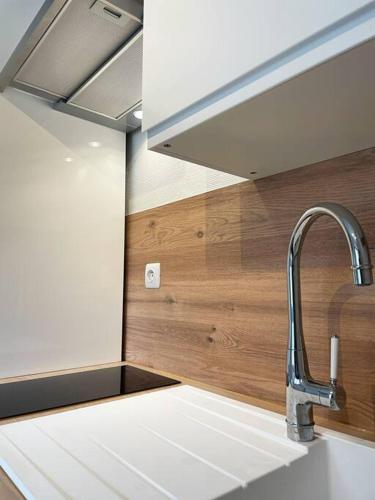 - une cuisine avec un évier et un robinet dans l'établissement Gérardmer Centre - Studio au pied du lac Grande terrasse, à Gérardmer