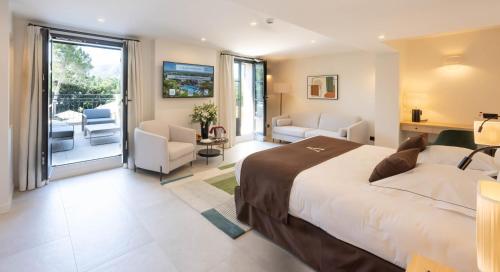 Un ou plusieurs lits dans un hébergement de l'établissement Le Vallon de Valrugues Hotel Spa & Villas