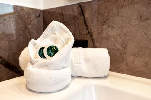 サン・マルティーノにあるRamoser Living Apartmentsのバスルームの洗面台の上に座るタオル