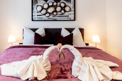 サン・マルティーノにあるRamoser Living Apartmentsのベッドの上に置いた白鳥