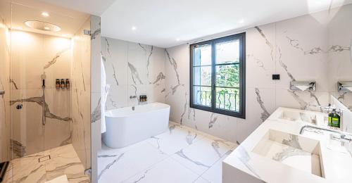 Salle de bains dans l'établissement Le Vallon de Valrugues Hotel Spa & Villas