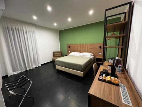 - une chambre avec un lit et un bureau dans l'établissement Tenuta Macconi Country Rooms, à Acate
