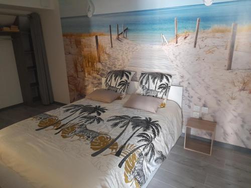 - une chambre avec un lit orné d'une fresque murale représentant une plage dans l'établissement Le gîte lorette, à Épinal