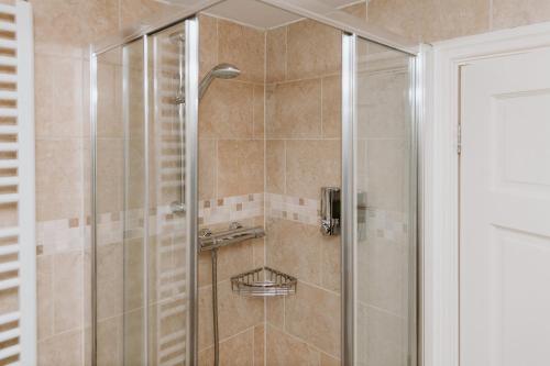 y baño con ducha y puerta de cristal. en Coach House - 4 Bedroom Self-Catering, en Preston