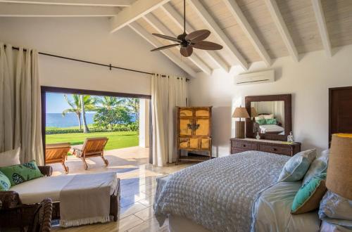 Schlafzimmer mit einem Bett und Meerblick in der Unterkunft Sunny vacation Villa No 67 in San Rafael del Yuma