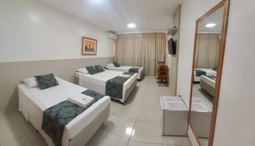 巴西利亞的住宿－麥克斯酒店，酒店客房,设有三张床和镜子