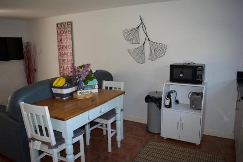 eine Küche mit einem Tisch mit Bananen und einer Mikrowelle in der Unterkunft Grooms in Bude