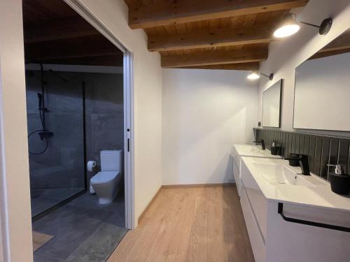 a bathroom with two sinks and a shower at Manresa industrial home in Manresa