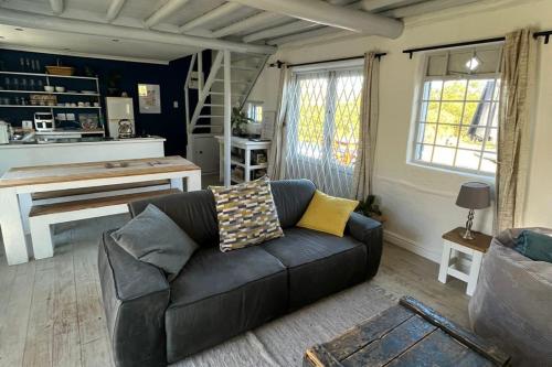 格雷頓的住宿－Little Oak Cottage，带沙发和钢琴的客厅