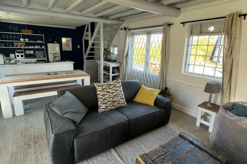 O zonă de relaxare la Little Oak Cottage