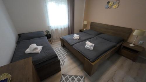 ein Schlafzimmer mit 2 Betten und weißen Handtüchern darauf in der Unterkunft Apartmán Andrea in Loučovice