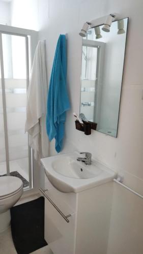 y baño con lavabo, espejo y aseo. en M&M Apartment en Madrid