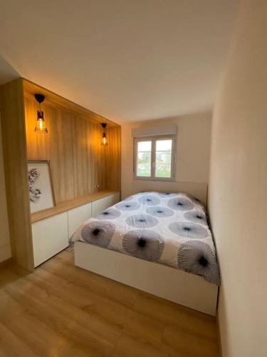 une chambre avec un lit et une fenêtre dans l'établissement Villa Avignon Proche Rempart, à Avignon