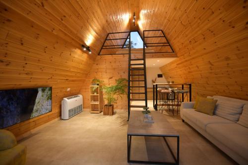 a living room with a ladder in a wooden wall at Kompleksi Turistik DEA in Shkodër